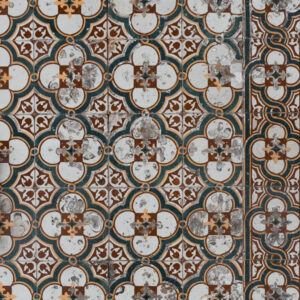 ciemne kafelki azulejos z portugalii