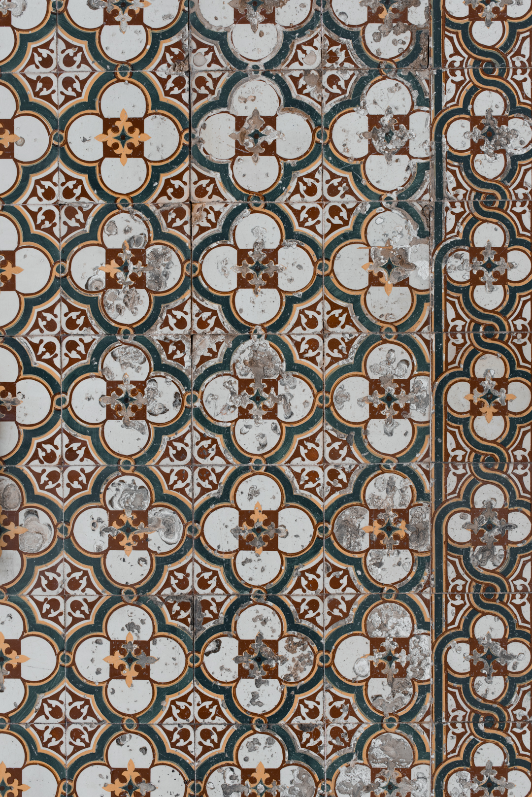 ciemne kafelki azulejos z portugalii