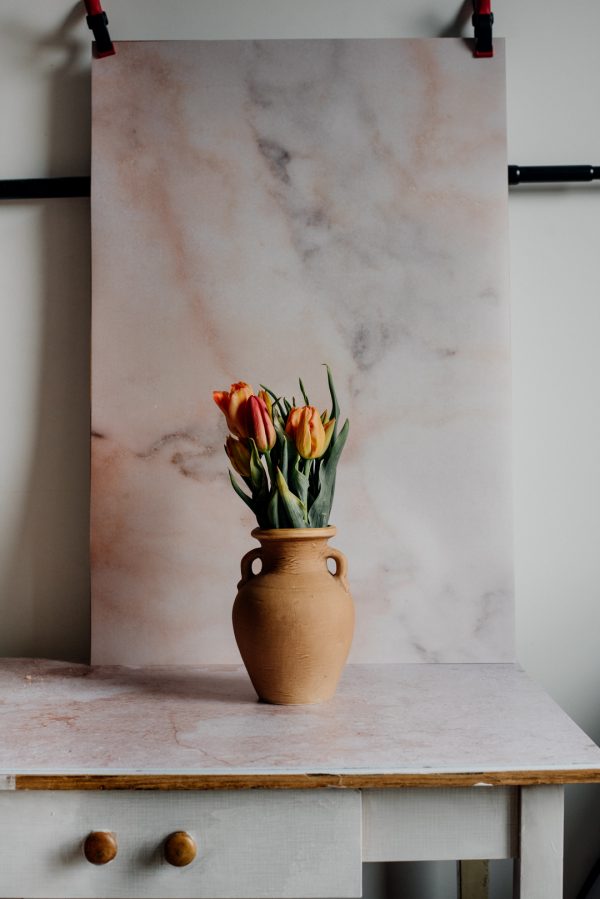 wazon z tulipanami na tle fotograficznym imitującym marmur