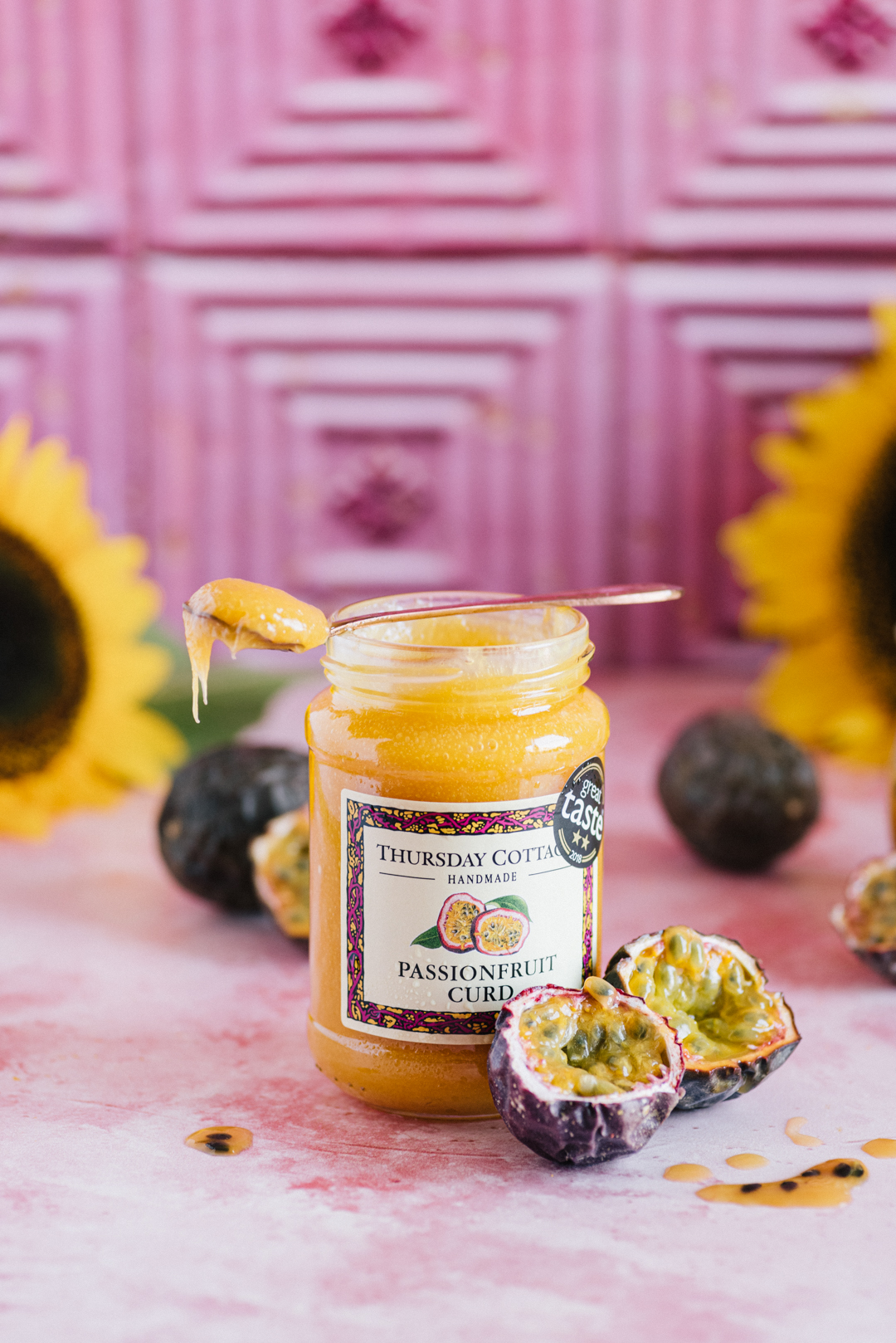 słoik curdu z marakui na różowym tle