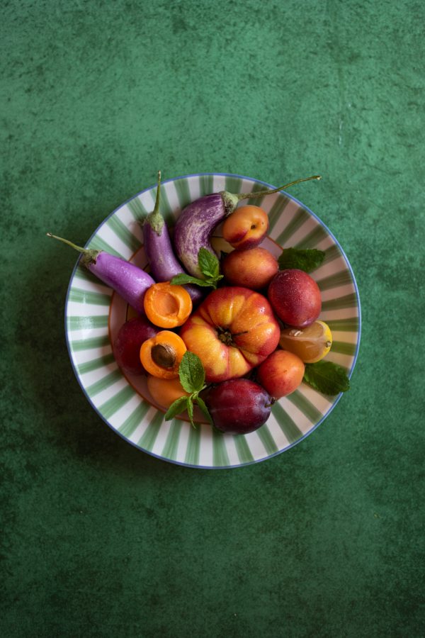 talerz h&m home pełen owoców i warzyw na zielonym tle mbackdrops