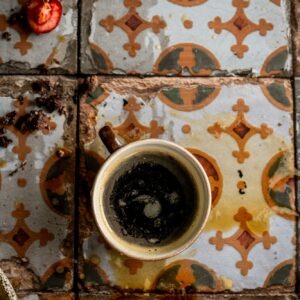 czarna kawa na portugalskich kafelkach azulejos od mbackdrops
