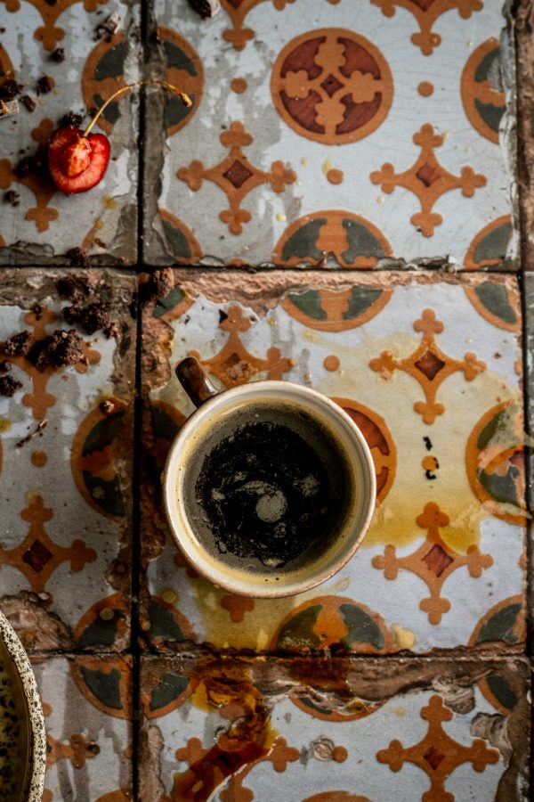 czarna kawa na portugalskich kafelkach azulejos od mbackdrops