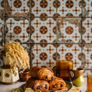 pain au chocolate na tle portugalskich kafelków azulejos