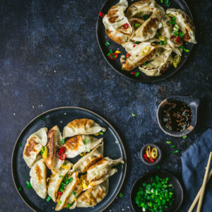 Gyoza na granatowym tle fotograficznym.