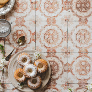 Tło fotograficzne Palazzo — kafelki z ornamentem w terakocie z babeczkami i vintage ceramiką, flat lay kulinarny — mbackdrops