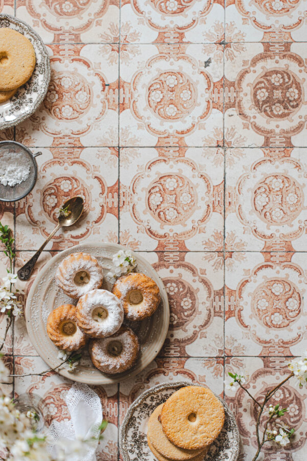 Tło fotograficzne Palazzo — kafelki z ornamentem w terakocie z babeczkami i vintage ceramiką, flat lay kulinarny — mbackdrops