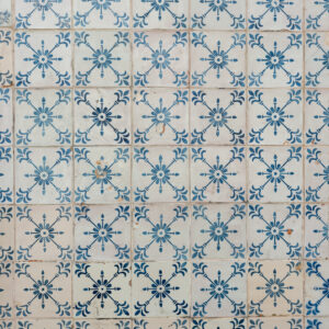 Biało-niebieskie kafelkowe tło fotograficzne Azzura do zdjęć jedzenia — mbackdrops