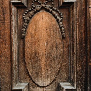 Ciemne drewniane tło fotograficzne Portone z rzeźbionym ornamentem do zdjęć produktowych i rękodzieła — mbackdrops