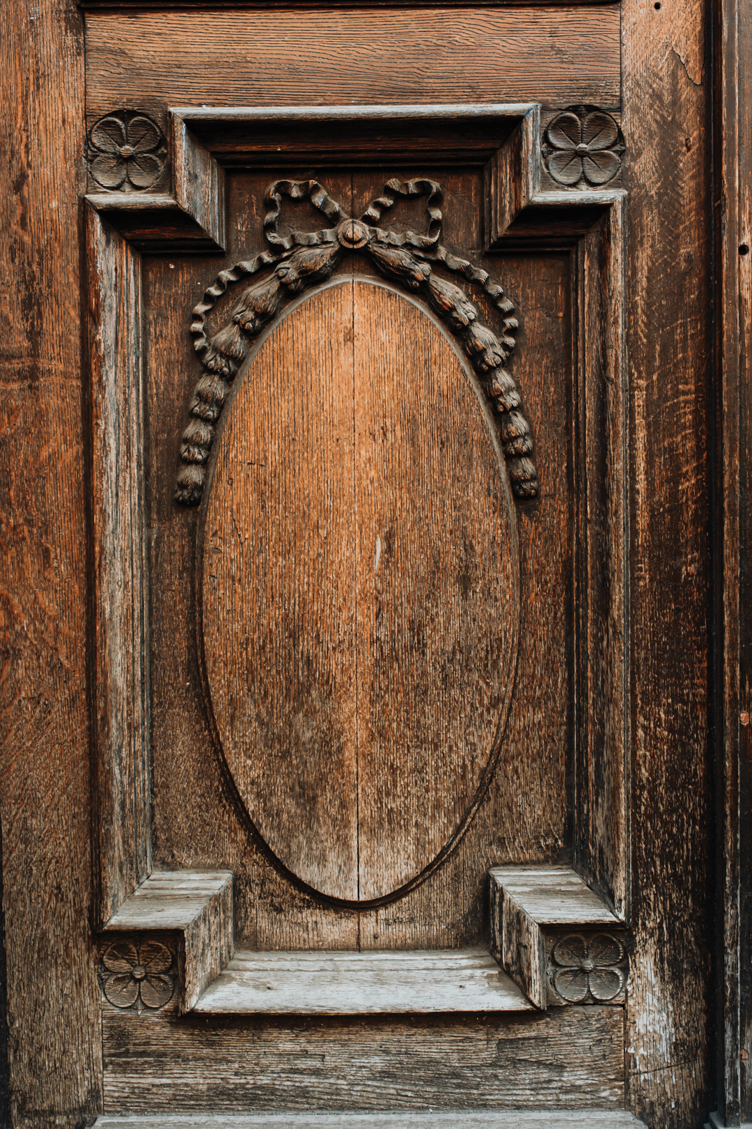 Ciemne drewniane tło fotograficzne Portone z rzeźbionym ornamentem do zdjęć produktowych i rękodzieła — mbackdrops