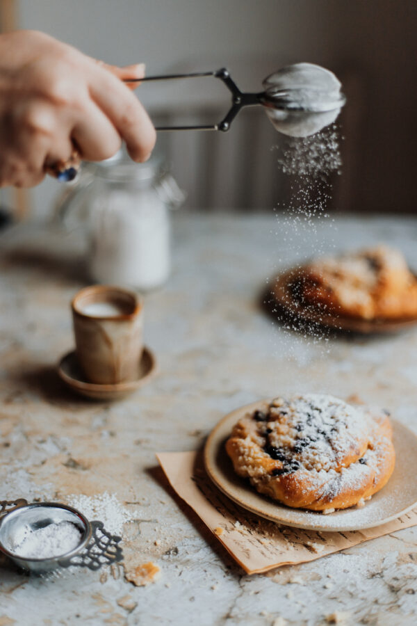 Tło fotograficzne Vecchio— przetarty tynk z drożdżówką posypaną cukrem pudrem i espresso, fotografia kulinarna — mbackdrops