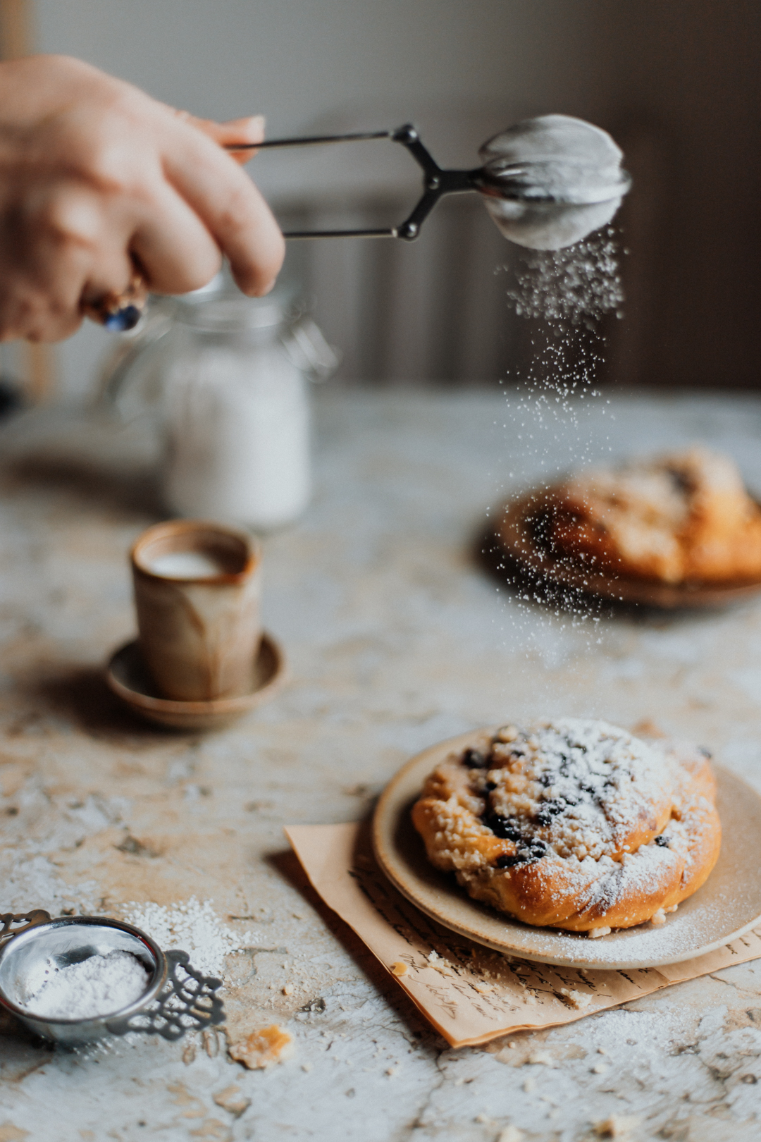 Tło fotograficzne Vecchio— przetarty tynk z drożdżówką posypaną cukrem pudrem i espresso, fotografia kulinarna — mbackdrops