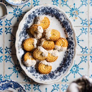 ło fotograficzne Azzura — biało-niebieskie azulejos z ciastkami na owalnym półmisku, flat lay kulinarny — mbackdrops