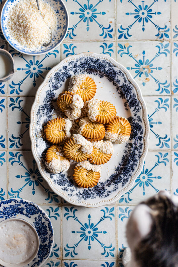 ło fotograficzne Azzura — biało-niebieskie azulejos z ciastkami na owalnym półmisku, flat lay kulinarny — mbackdrops