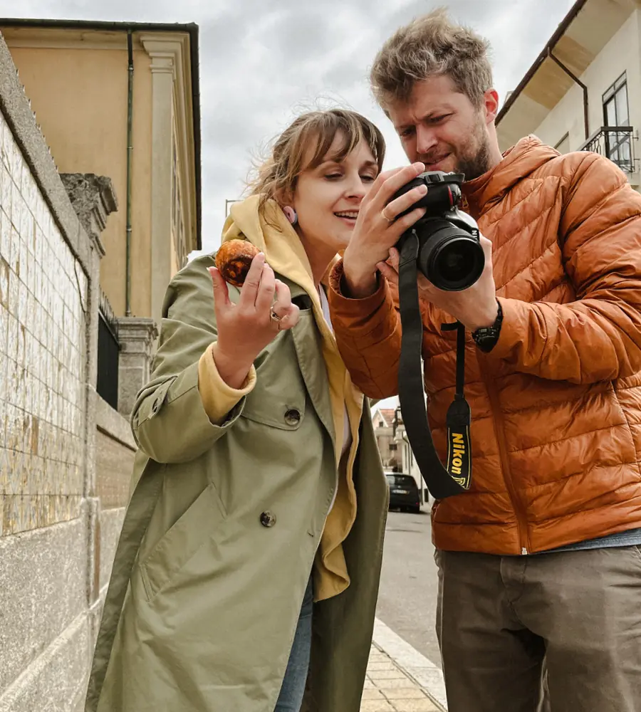 właściciele marki teł fotograficznych MBackdrops z aparatem